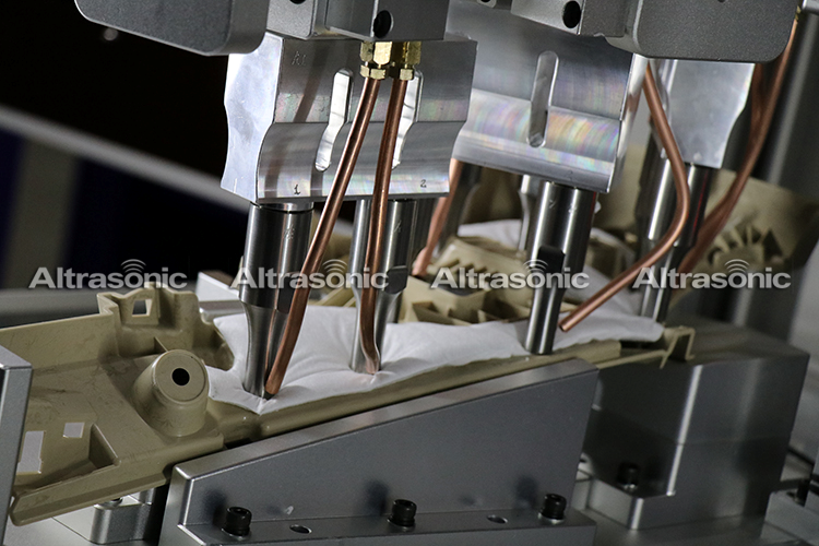 Application of ultrasonic plastic welding in the automotive industry